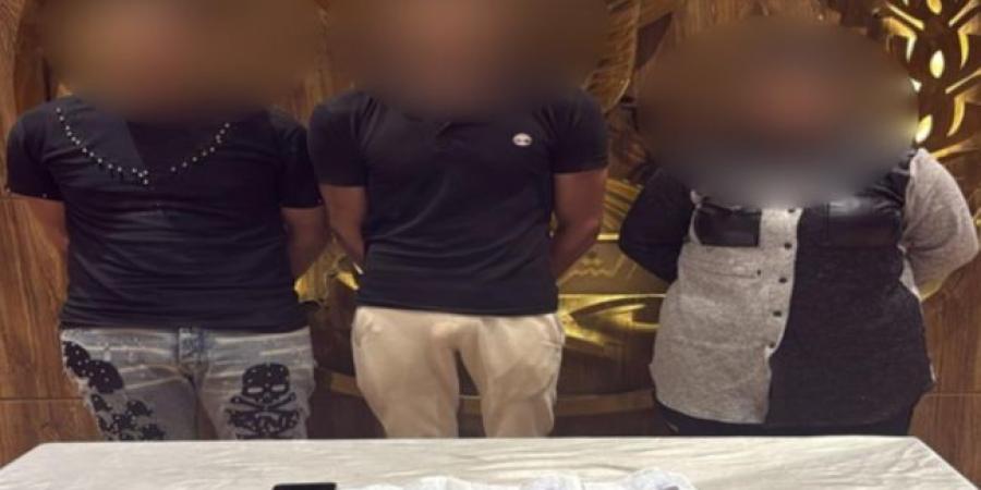 بينهم
سيدة
..
عصابة
تستدرج
سائقًا
وتجبره
على
توقيع
إيصالات
أمانة - تكنو بلس