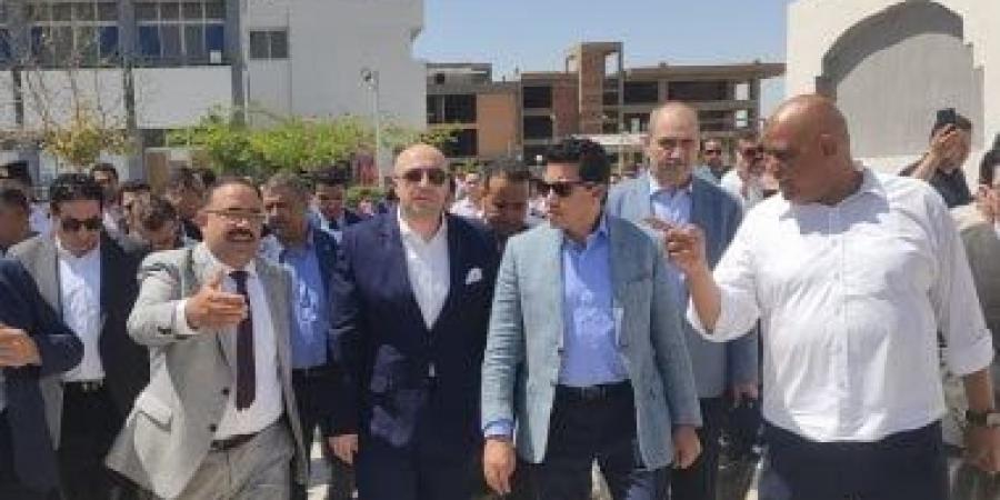 محافظ بني سويف ووزير الشباب والرياضة يتفقدان مركز التنمية الشبابية شرق النيل