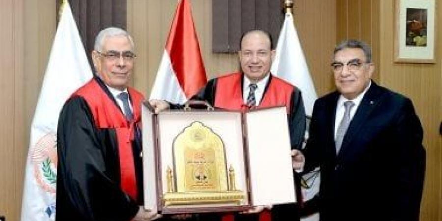 جامعة المنصورة تمنح النائب العام الدكتوراه الفخرية لإسهاماته فى دعم العدالة