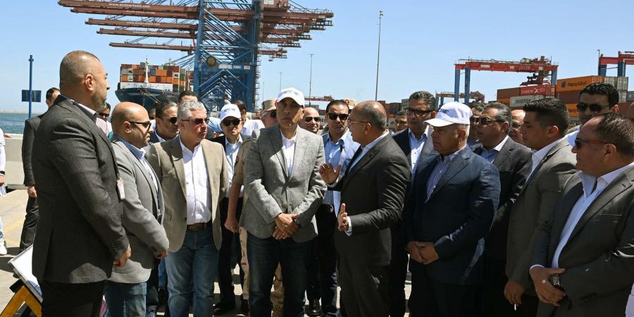 رئيس
الوزراء
يزور
شركة
قناة
السويس
للحاويات
بميناء
شرق
بورسعيد - تكنو بلس