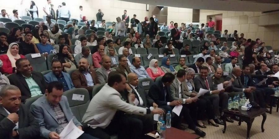 ثقافة الأقصر تنظم احتفالية بعيد العمال ولقاءات حول حقوقهم وواجباتهم.. صور