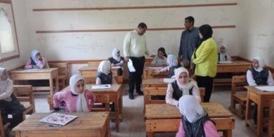 مدير المعاهد الأزهرية بسوهاج يتفقد امتحانات الفصل الدراسى الثانى لطلاب النقل