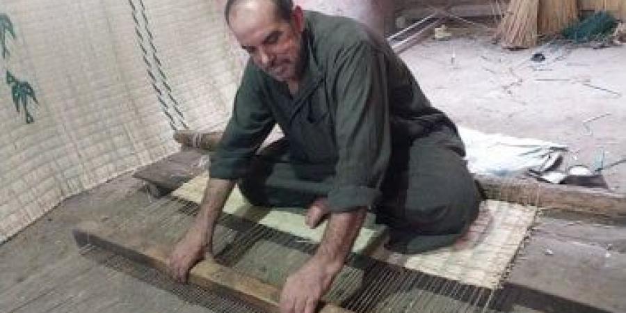 "الحاج عبيدة" يكشف أسرار صناعة الحصير البلدى اليدوى بالشرقية