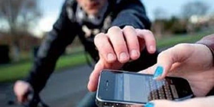 اعترافات لص الهواتف بالقاهر: نفذت 5 جرائم بأسلوب المغافلة