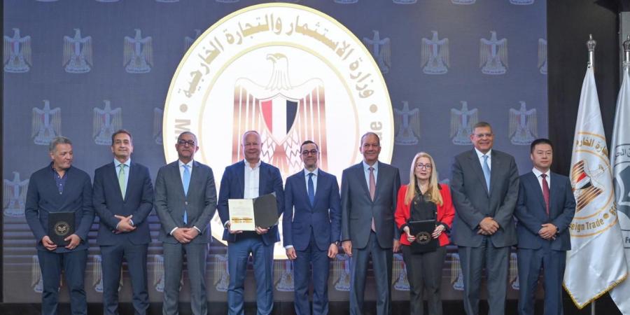 وزير
الاستثمار يسلم
6
رخص
ذهبية
جديدة
لعدد
من
المشروعات
الاستثمارية - تكنو بلس