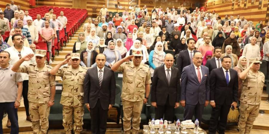 محافظ
المنيا
يكرم
عددًا
من
أسر
الشهداء
والمصابين - تكنو بلس