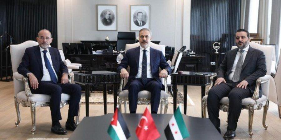 الاجتماع
      الثلاثي
      في
      أنقرة:
      دعم
      لدمشق
      ومطالبات
      برفع
      العقوبات
      ومواجهة
      العدوان
      الإسرائيلي - تكنو بلس