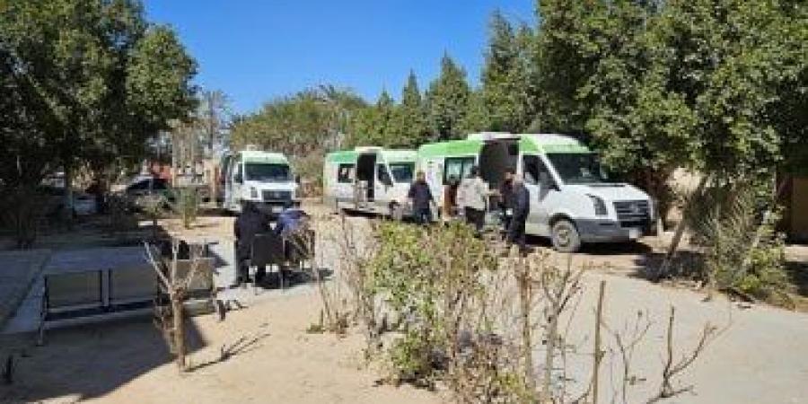 قوافل مبادرة حياة كريمة تستكمل الكشف الطبى على أهالى قرية الزعفرانة