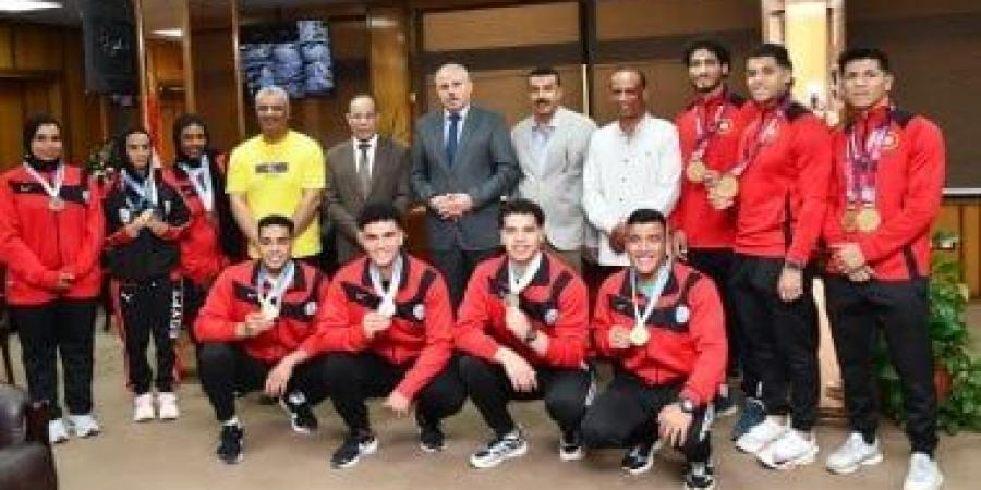 رئيس جامعة القناة يكرم أبطال كلية علوم الرياضة بعد حصدهم ذهبيات أفريقيا