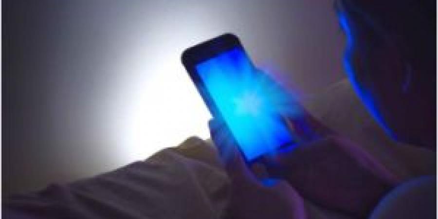 هل
      أنت
      مدمن
      على
      الهاتف؟
      تأثير
      الضوء
      الأزرق
      على
      عقلك - تكنو بلس