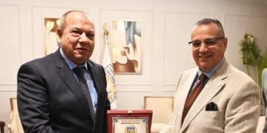 محافظ جنوب سيناء يبحث مع رئيس شركة القناة لتوزيع الكهرباء دعم مشروعات التنمية