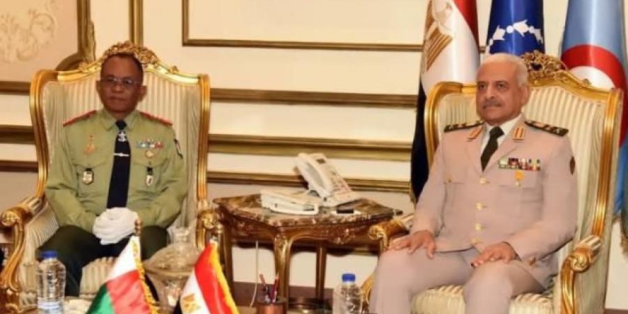 الفريق
أول
عبد
المجيد
صقر
يلتقى
وزير
الدفاع
بدولة
مدغشقر - تكنو بلس