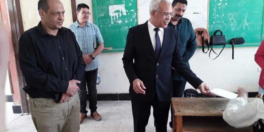 مدير
تعليم
الإسماعيلية
يتفقد
امتحانات
آخر
العام
بالمدارس
الفنية - تكنو بلس