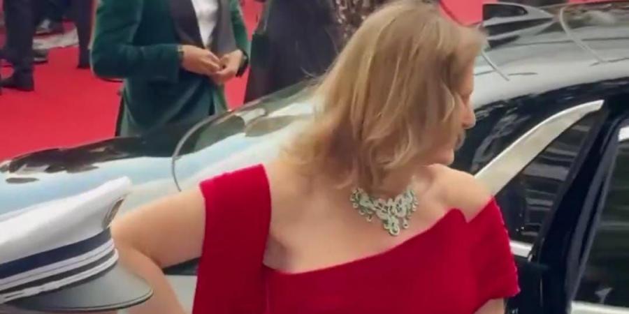 يسرا
تتألق
بفستان
أحمر
بصحبة
عمرو
منسى
بمهرجان
كان
السينمائى
(صور) - تكنو بلس