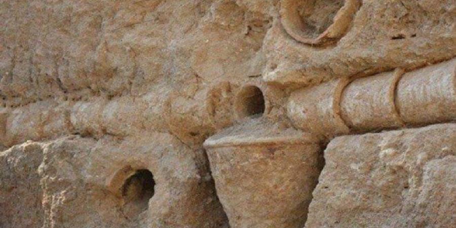 بلجيكا
      تزيح
      الستار
      عن
      كنز
      أثري
      نادر..
      أنبوب
      مياه
      روماني
      خشبي
      عمره
      2000
      عام - تكنو بلس
