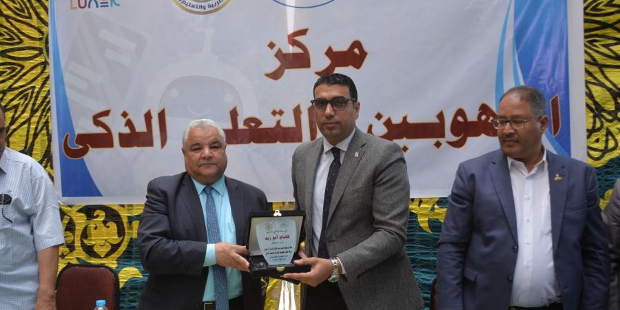 "ابو
زيد"
يدشن
مركز
الموهوبين
والتعلم
الذكى
بمدرسة
نجع
الدار - تكنو بلس