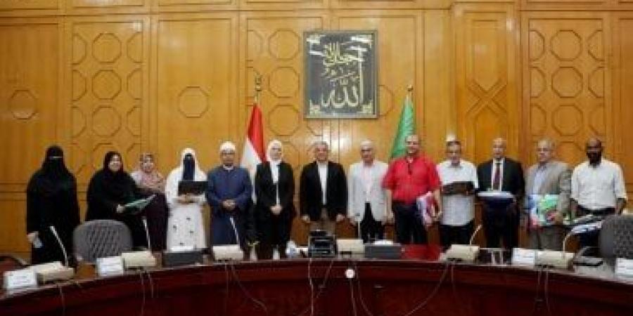 محافظ الإسماعيلية يسلم تأشيرات الحج وتذاكر السفر لحجاج الجمعيات الأهلية