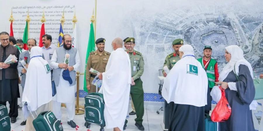 وصول أولى رحلات المستفيدين الباكستانيين من مبادرة "طريق مكة" إلى جدة - تكنو بلس