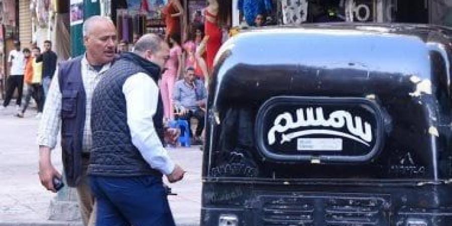 التحفظ على سيارات بدون لوحات معدنية ودراجات بخارية مخالفة بحى المنتزه بالإسكندرية