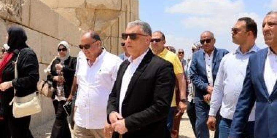 محافظ الإسماعيلية يتفقد موقع النصب التذكارى بجبل مريم