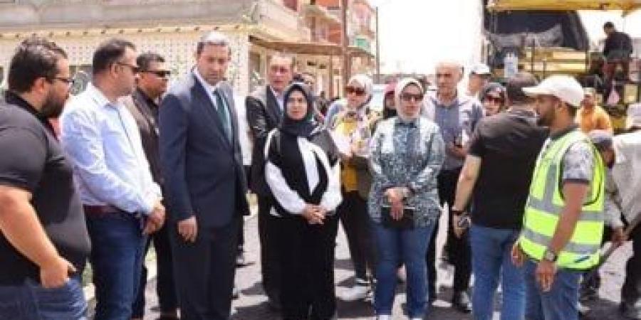 محافظ دمياط يتابع ميدانيا مشروعات الرصف بقرى كفر سعد ضمن "حياة كريمة"