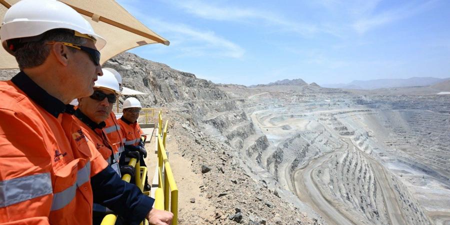 رئيس الوزراء يتفقد أعمال المنجم المفتوح من أعلى قمة الجبل بـ"السكرى" - تكنو بلس
