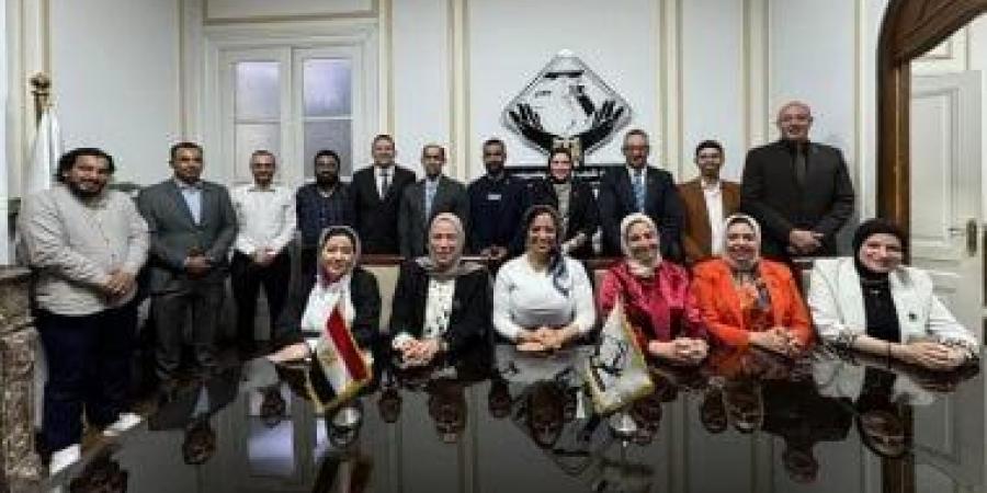 "بين بداية الرئاسية.. وبداية الصحية" تنسيقية شباب الأحزاب تواجه العنف وتدعم الأسرة المصرية