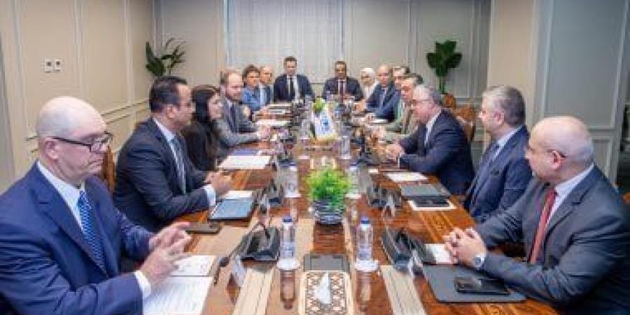 رئيس
      اقتصادية
      قناة
      السويس
      يجتمع
      بقيادات
      MAERSK
      العالمية - تكنو بلس