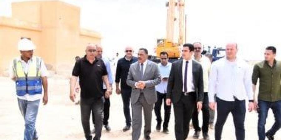 محافظ مطروح يتفقد تنفيذ أعمال تطوير البنية التحتية ورصف شوارع الأحياء السكنية