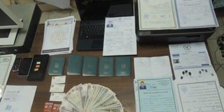 طلبات توظيف وصور جوازات سفر.. أحراز عصابة العمالة فى الخارج