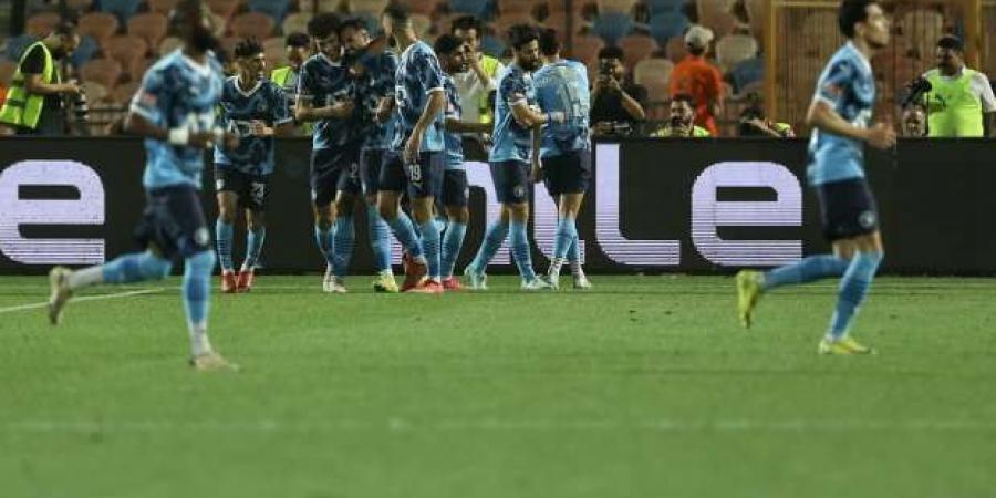 سيناريوهات
      فوز
      بيراميدز
      بالدوري..
      تعادل
      الأهلي
      يمنحه
      اللقب
      بشرط
      وحيد - تكنو بلس