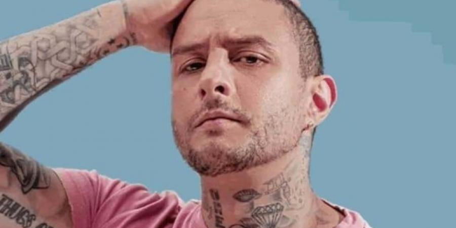 أحمد
الفيشاوي
يردّ
بحدة
على
منتقدي
إطلالته
بالحلق - تكنو بلس