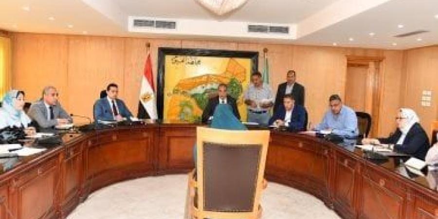 محافظ الفيوم يوجه بتوفير مساعدات مالية ومعاشات للحالات الأولى بالرعاية