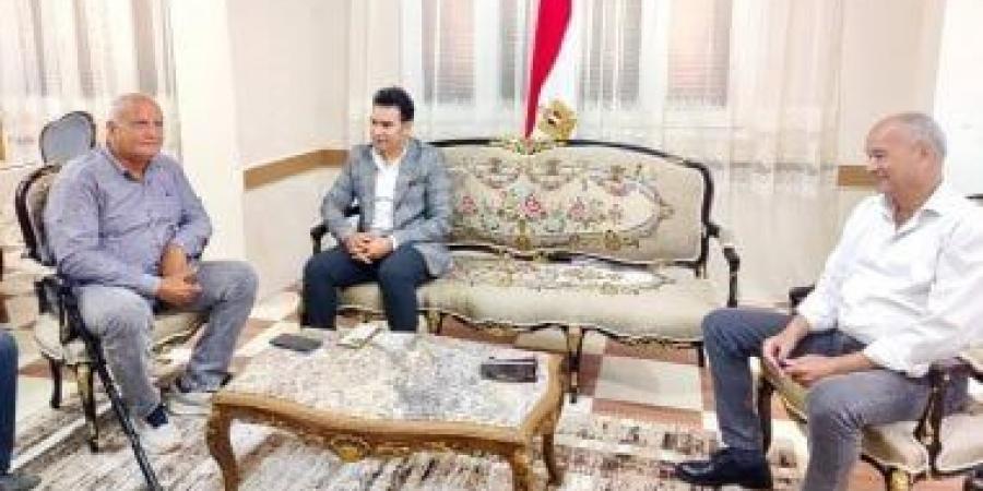 مدير رياضة دمياط يستقبل رئيسى نادى الزرقا والشباب لمناقشة تطوير الأندية