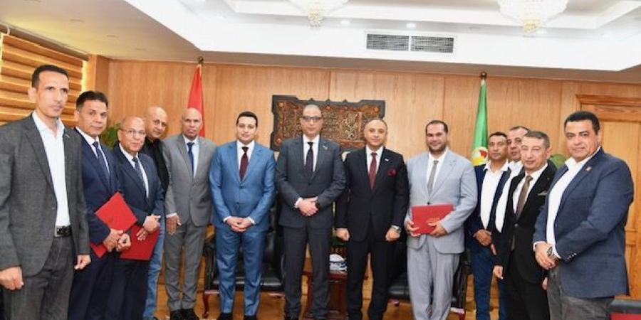 محافظ
الفيوم
يكرّم
رؤساءوأعضاءالاتحادات
الرياضيةمن
أبناء
المحافظة - تكنو بلس