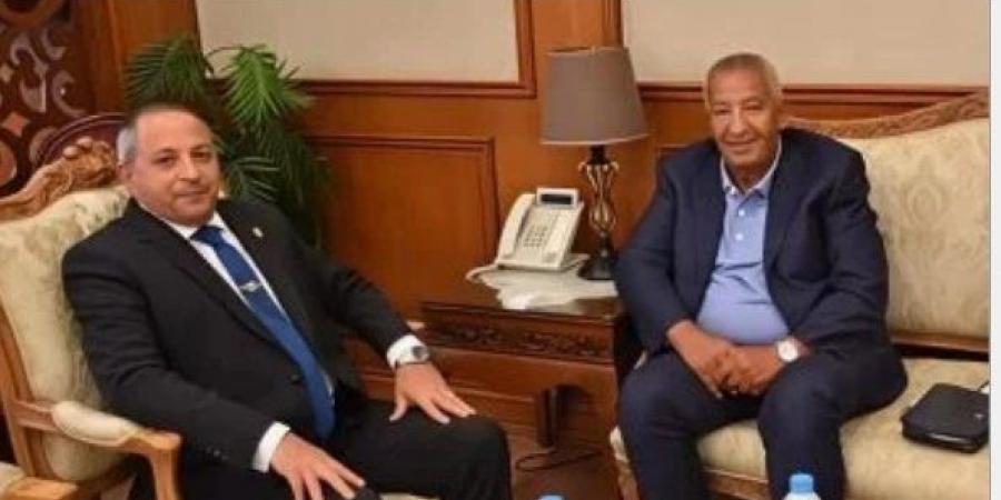 لظروف
      صحية..
      كامل
      أبو
      علي
      يستقبل
      من
      مجلس
      إدارة
      المصري - تكنو بلس
