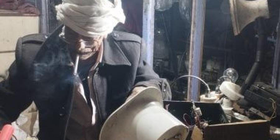 حكاية عم رجب 70 سنة ولسه بيصلح أجهزة منزلية.. ويؤكد: نعمة وهبها الله لى