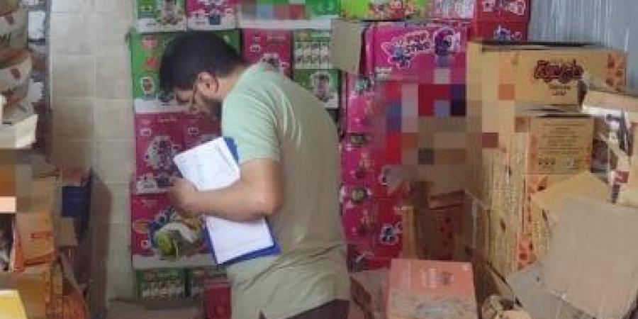 تحرير  محاضر والتحفظ على مواد غذائية منتهية الصلاحية داخل مخزن فى بنى سويف