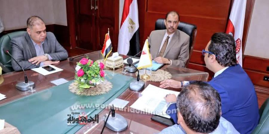 محافظ
سوهاج
يعقد
اجتماعا
لبحث
عدد
من
الملفات
بقطاع
الصحة  - تكنو بلس