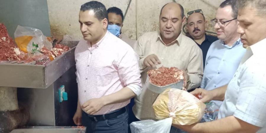 محافظة الجيزة تضبط منشاة مخالفة لتصنيع السجق وبحوزتها ٣طن مصنعات لحوم ودهون حيوانية غير صالحة للاستهلاك الادمي بكرداسة - تكنو بلس