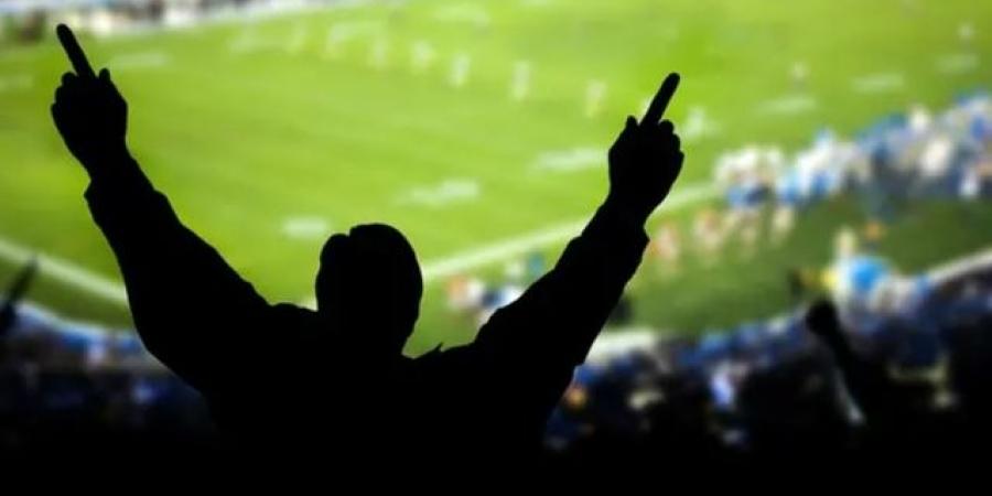 تحقيق رسمي بعد فيديو صادم لمشجع يرقص عاريا بمباراة في مصر - تكنو بلس