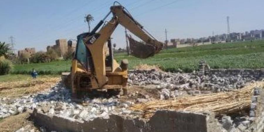 إزالة 10 حالات تعدى بالبناء على الأراضى الزراعية بـ5 قرى بمركز سوهاج