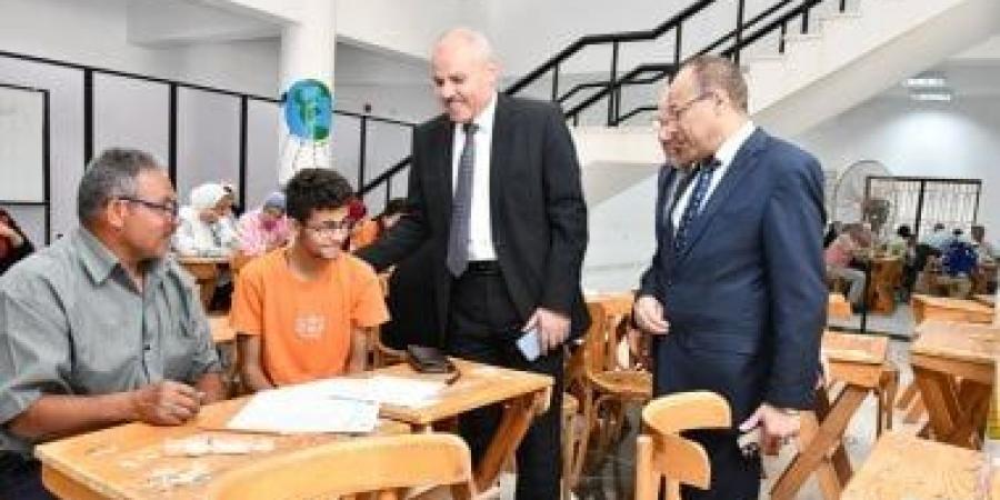 رئيس جامعة القناة يتفقد امتحانات كلية الآداب ويوجه بتوفير الدعم الكامل للطلاب ذوى الهمم