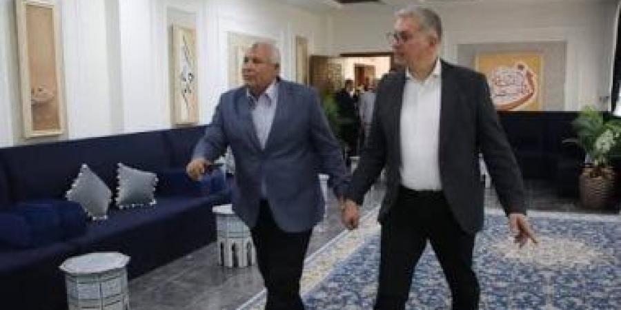 وزير البترول يتفقد المجمع الحكومي للخدمات الذكية خلال جولته بالوادى الجديد