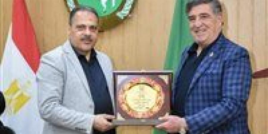 "الجبهة
      الوطنية"
      يهدي
      "درع
      تكريم"
      لمحافظ
      الشرقية
      تقديرًا
      لجهوده
      في
      دعم
      التنمية
      المحلية - تكنو بلس