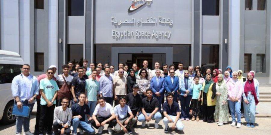 «
      الفضاء
      المصرية»
      تستضيف
      طلاب
      أسيوط
      في
      رحلة
      لاكتشاف
      أسرار
      الأقمار
      الصناعية
      والتكنولوجيا
      الفضائية - تكنو بلس