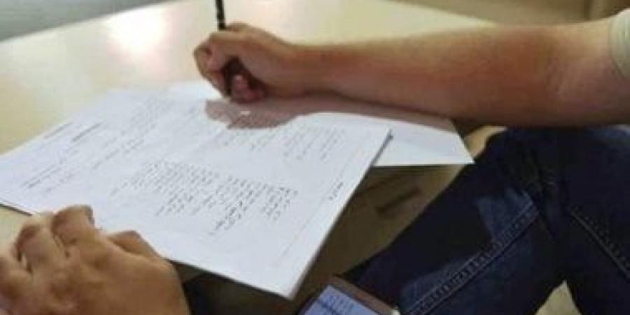 ضبط ملاحظ لقيامه بتصوير ورقة الأسئلة فى امتحان الشهادة الإعدادية بالمنوفية