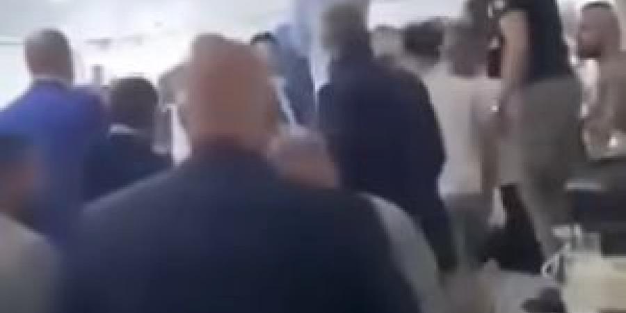 بالفيديو
      ..
      مشاجرة
      خلال
      الجولة
      الثانية
      من
      انتخابات
      نقابة
      المحامين - تكنو بلس