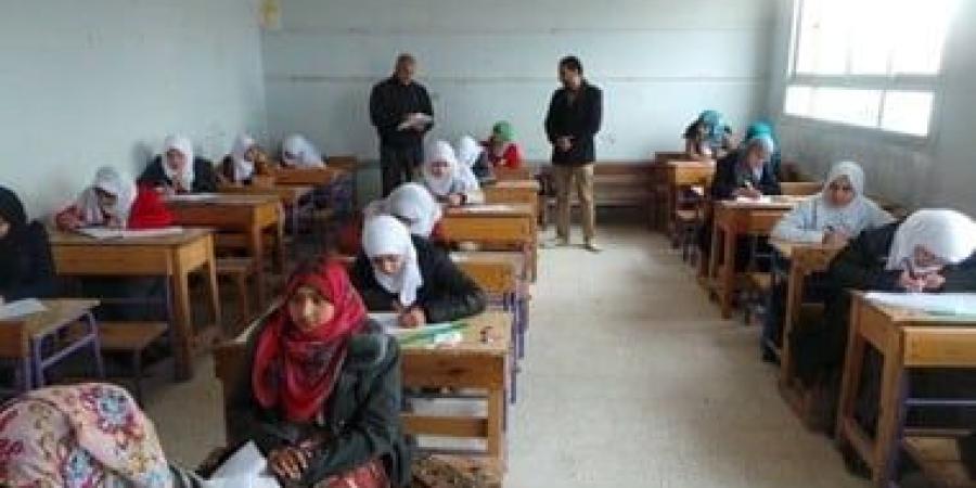إحالة 5 طلاب للشئون القانونية لحيازتهم هواتف بلجان امتحانات الإعدادية بقنا