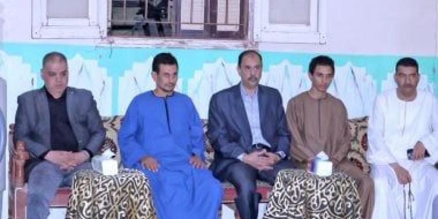 محافظ سوهاج يؤدى واجب العزاء لأسرة رئيس مدينة طهطا بمسقط رأسه بقرية فزارة